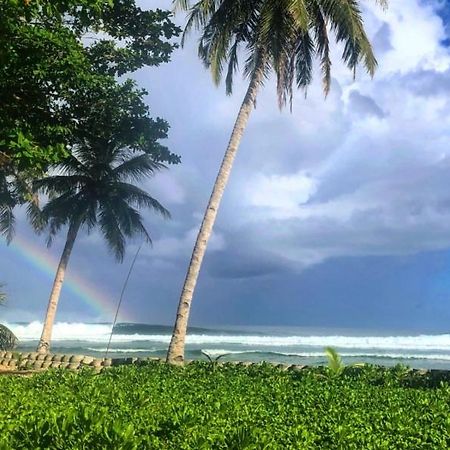 Southern Mentawai Outpost 호텔 Sibigau Island 외부 사진